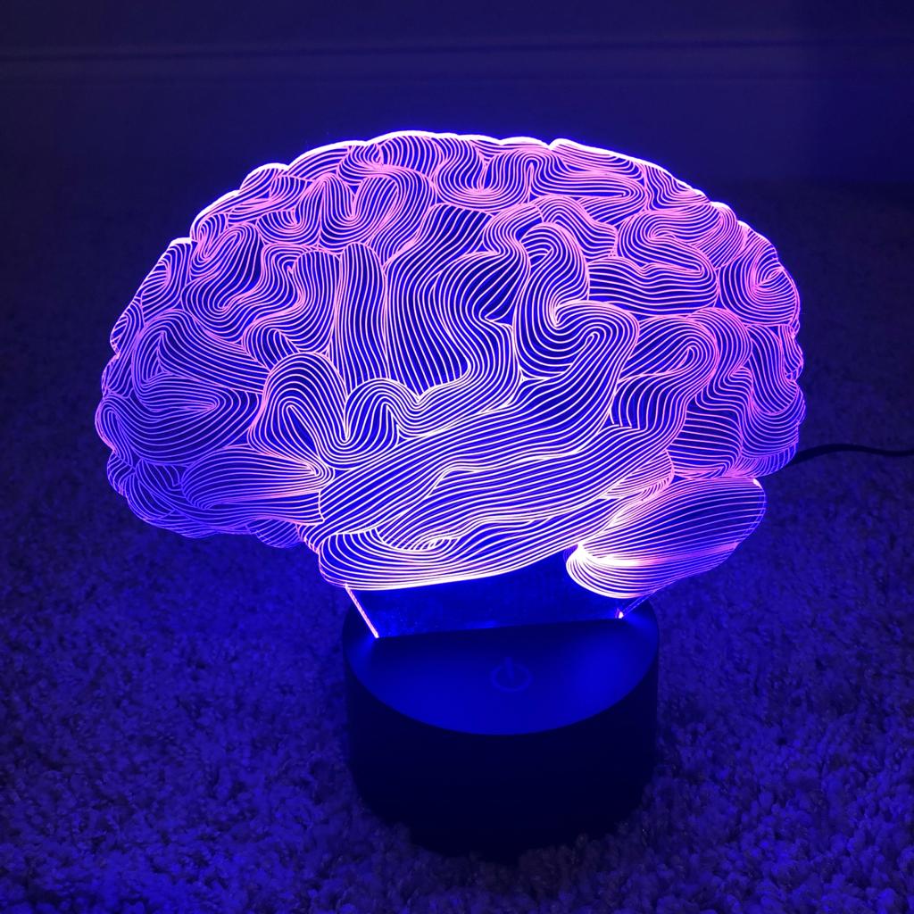 A luminária de cérebro é um produto importado e proporciona um efeito decorativo incrível em seu ambiente de trabalho. Objeto mais que especial para presentear psicólogos(as), psicopedagogos(as) e neurocientistas. Alterna automaticamente ou manualmente entre 7 cores diferentes ( vermelho, verde, azul-marinho, verde claro, azul, roxo e azul-bebê).